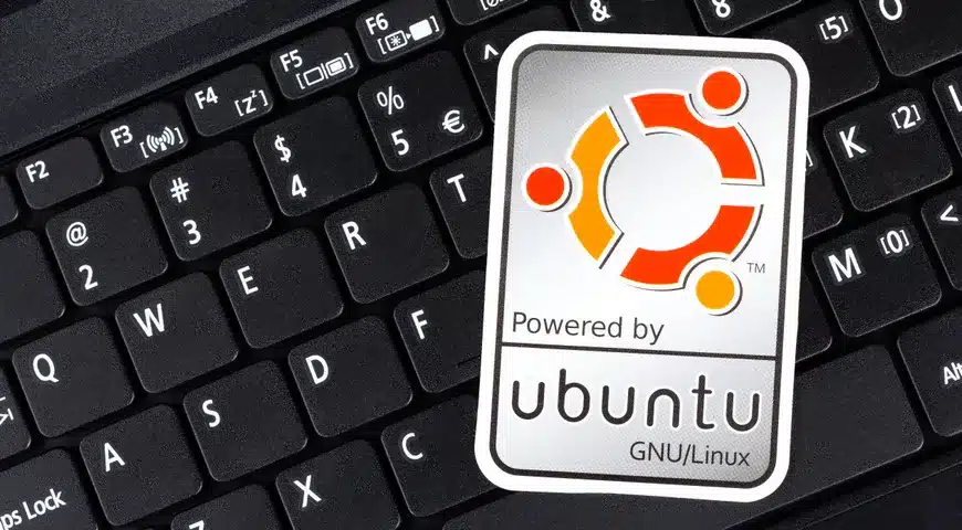 EN la imagen se ve un teclado con una pequeña imagen del sistema operativo Ubuntu. Hablamos de hacer copias de seguridad.